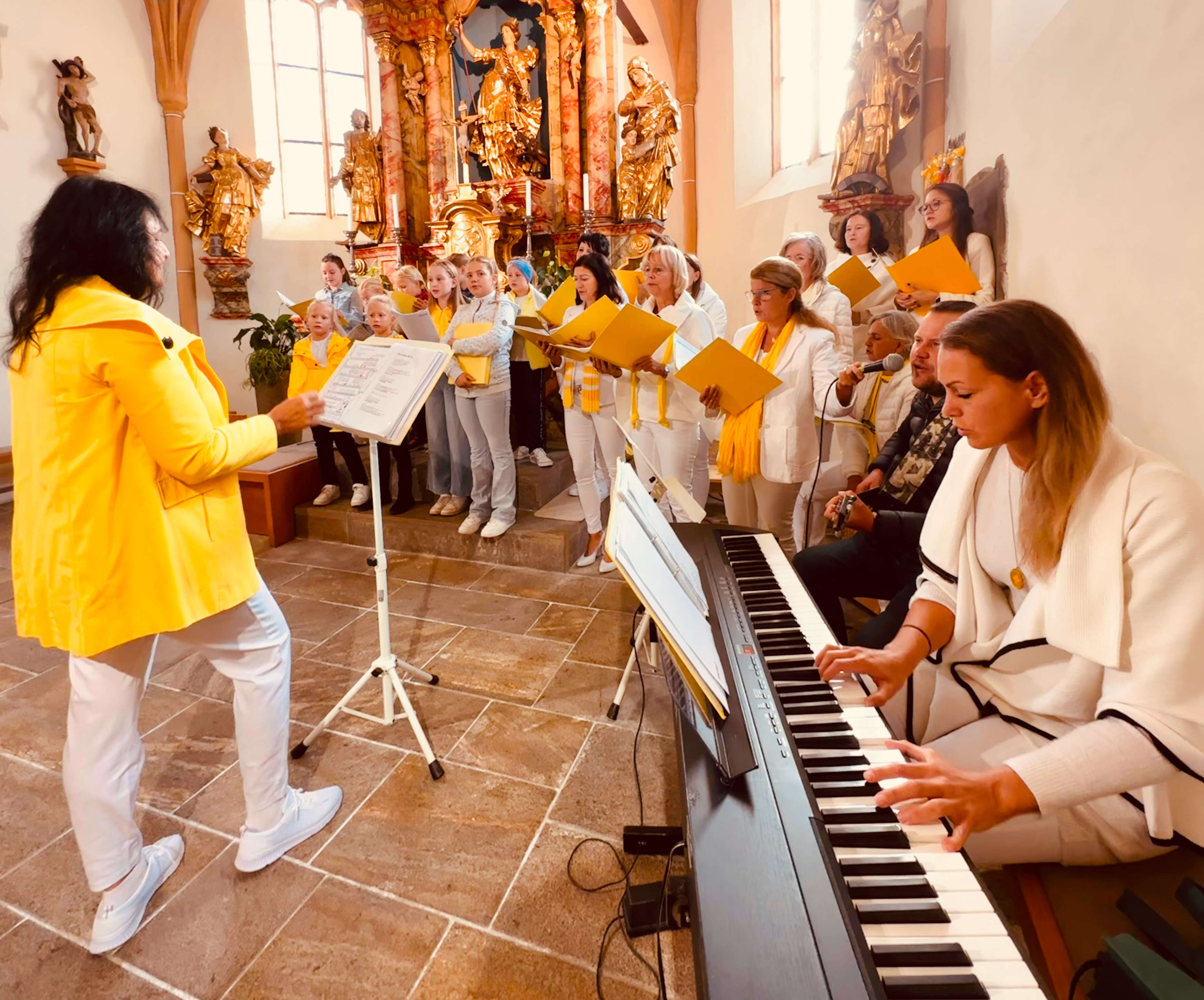 Chorleiterin Martina Ragger gestaltete mit dem Chorus Paradisi samt Kinderchor die rhythmische Pöllinger-Messe. 